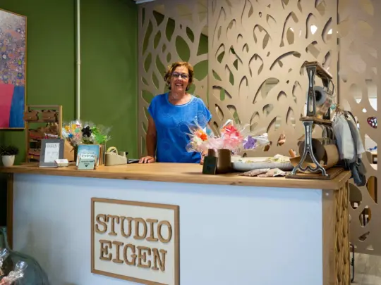 Jennie Freund staat aan een bureau bij Studio Eigen