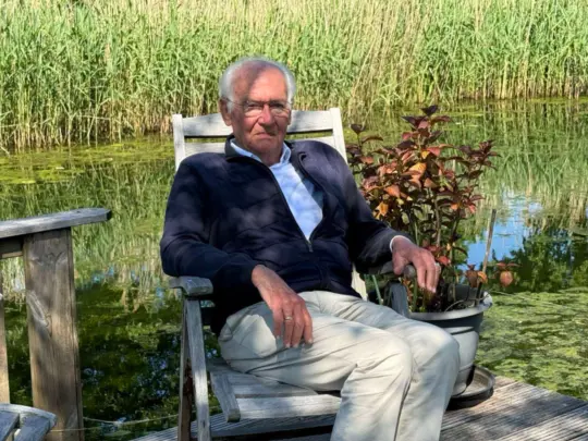 Reinder Spriensma zittend in een stoel aan het water
