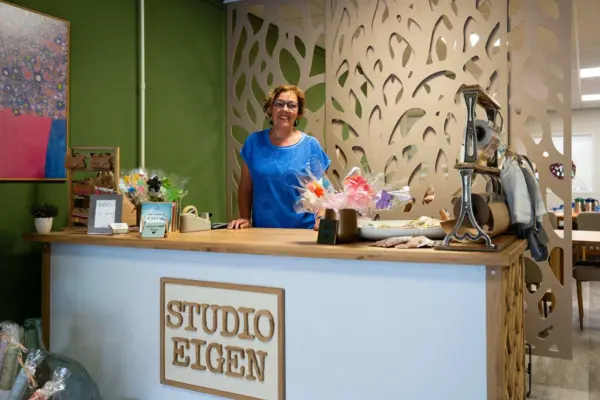 Jennie Freund staat aan een bureau bij Studio Eigen