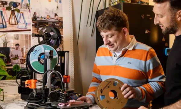 meneer bedient en 3d printer