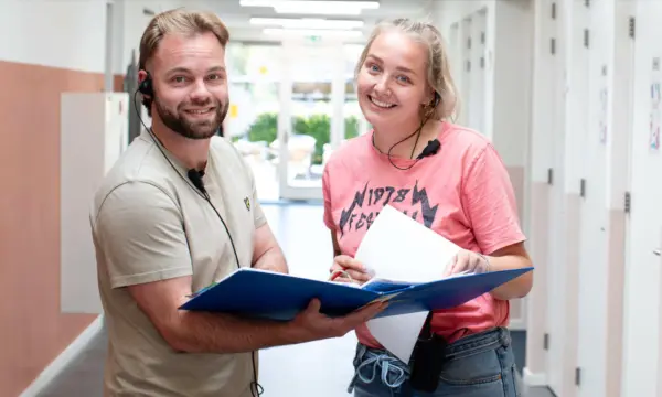 Twee collega's bladeren door een rapport