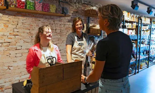 Pratende vrouwen in een winkel