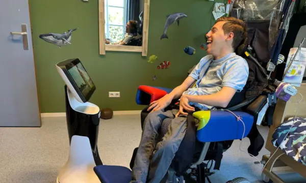 Lachende cliënt kijkt naar een tabletscherm