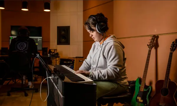 Vrouw speelt piano
