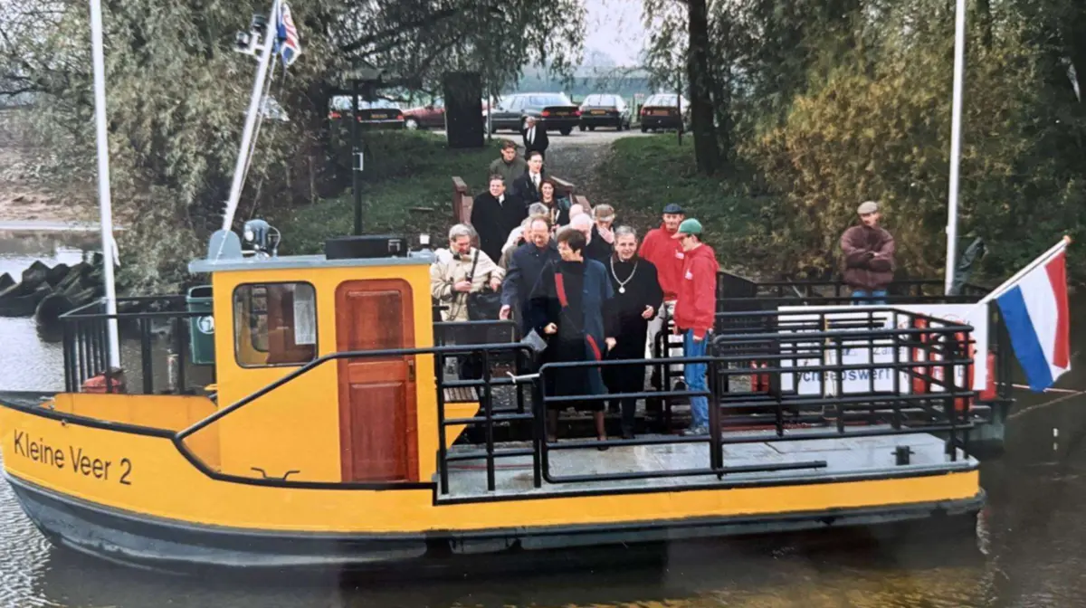Een groep mensen op een boot