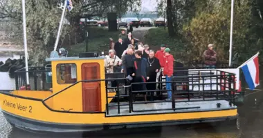Een groep mensen op een boot