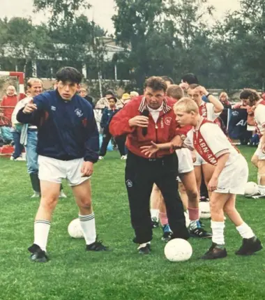 Clienten tijdens een feest op een grasveld