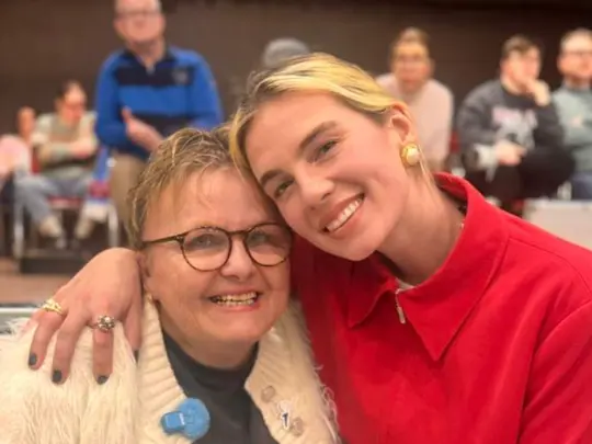 Bewoner Evelien met zangeres Maan