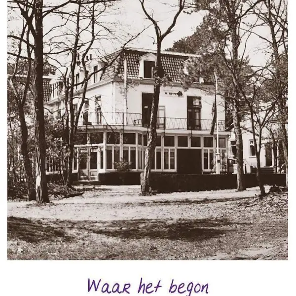 Zwart-wit foto van een locatie van vroeger dat in het bos staat