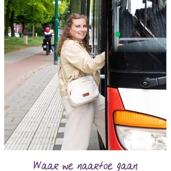 Een jonge vrouw stapt in een bus